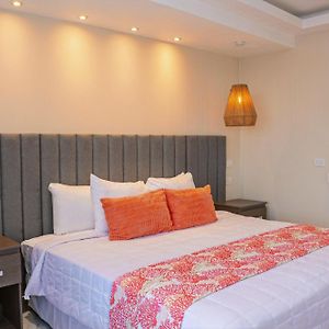 Deluxe Queen Suite